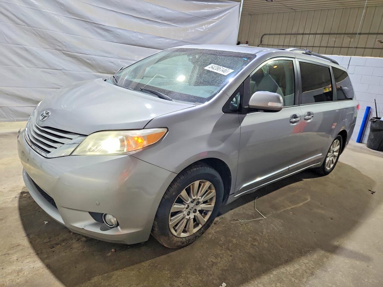 2013 Toyota Sienna XLE, VIN 5TDDK3DC2DS064934 — Front end