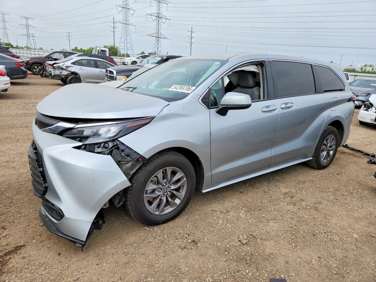 2024 Toyota Sienna LE, VIN 5TDKRKECXRS194253 — Front end