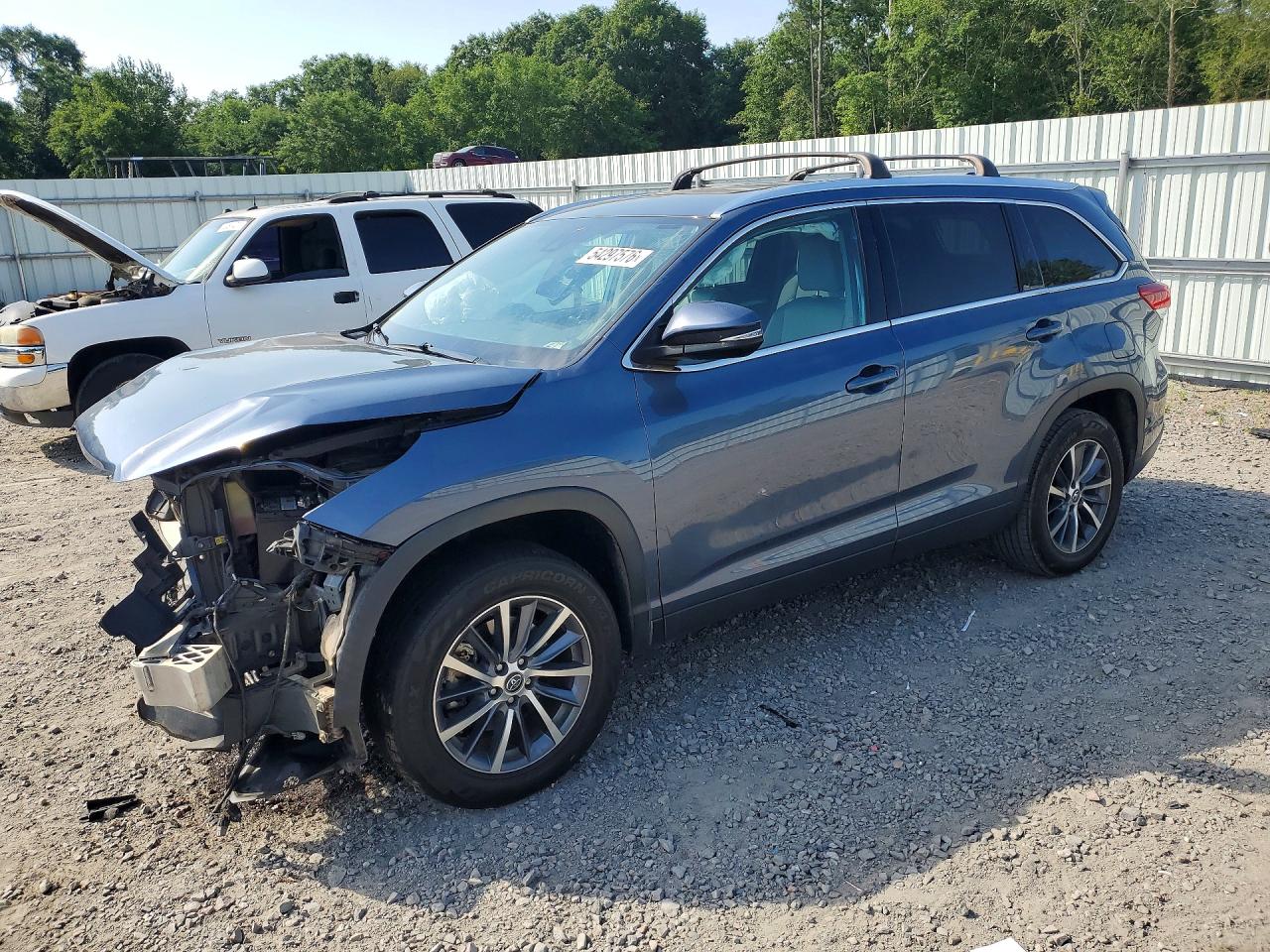 2019 Toyota Highlander XLE, VIN 5TDKZRFH0KS364516 — Front end