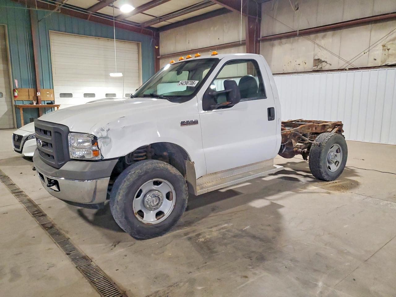 2005 Ford F-350 XL, VIN 1FTWF31595EC02740 — Front end