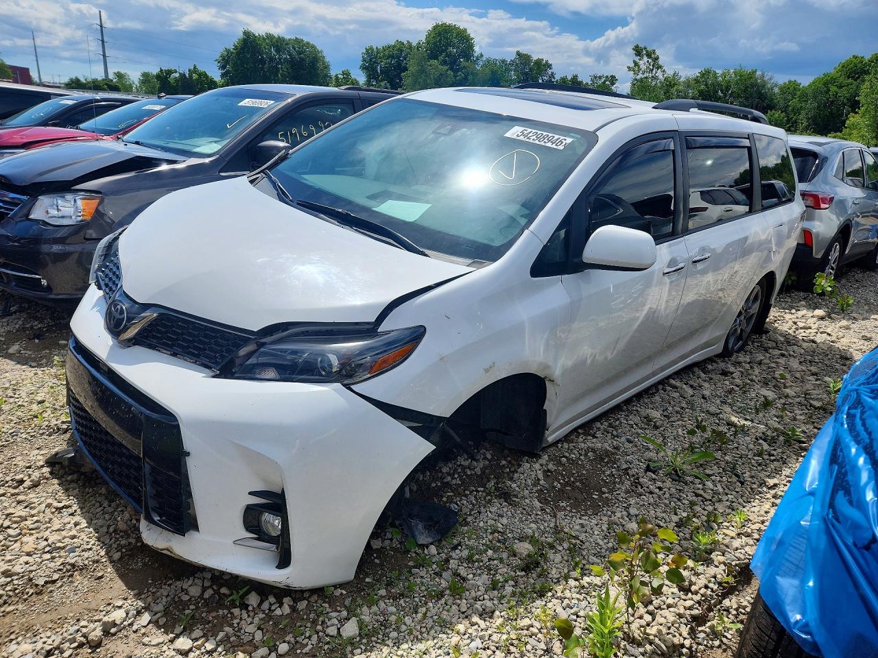 2018 Toyota Sienna SE Premium, VIN 5TDXZ3DC5JS918612 — Front end