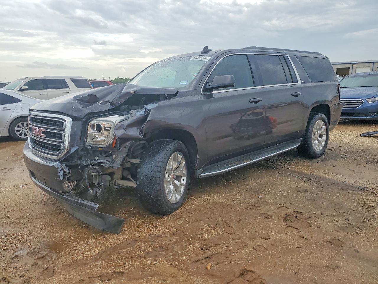 2017 GMC Yukon XL SLT, VIN 1GKS2GKC9HR140367 — Front end