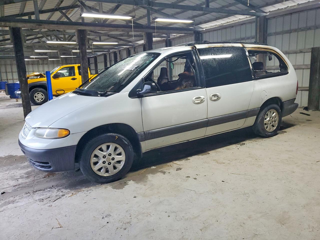 2000 Chrysler Voyager SE, VIN 2C4GJ44G7YR716843 — Пожар в салоне