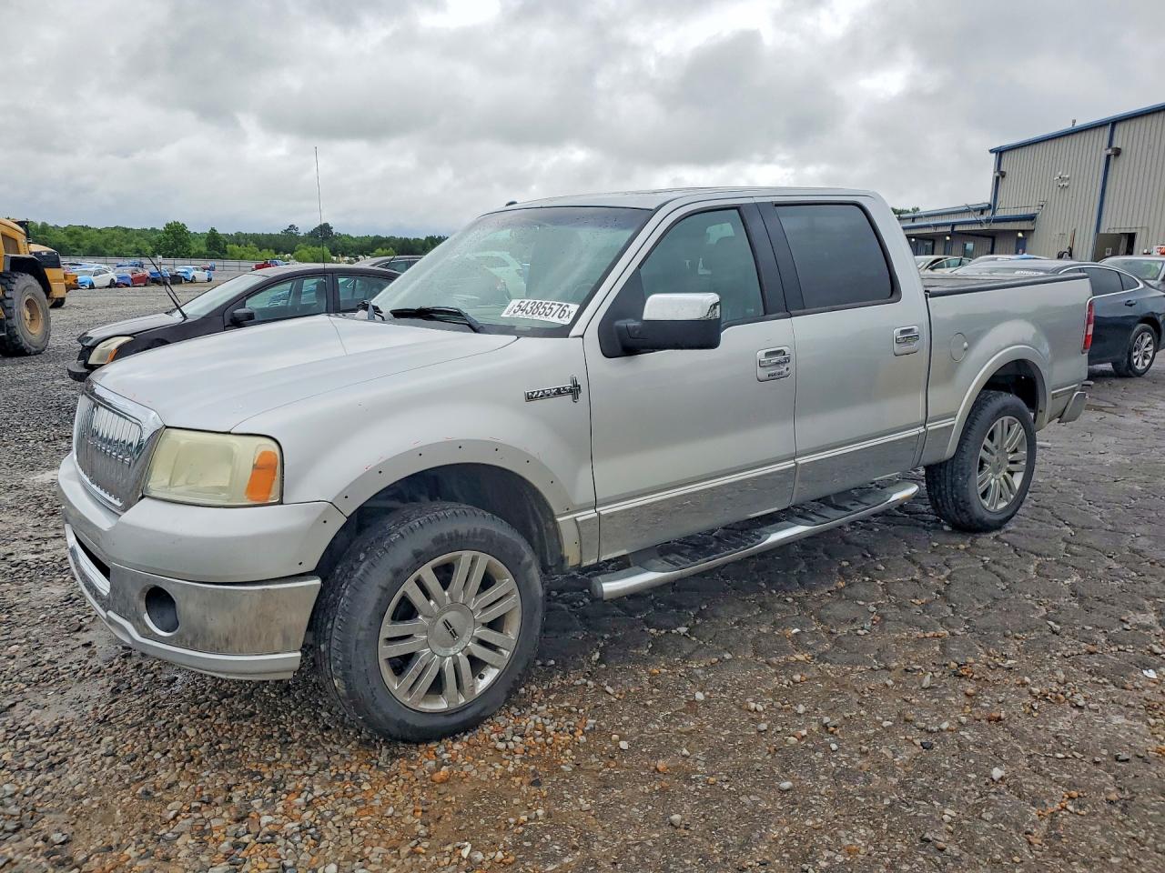 2008 Lincoln Mark LT, VIN 5LTPW18528FJ04241 — Зад