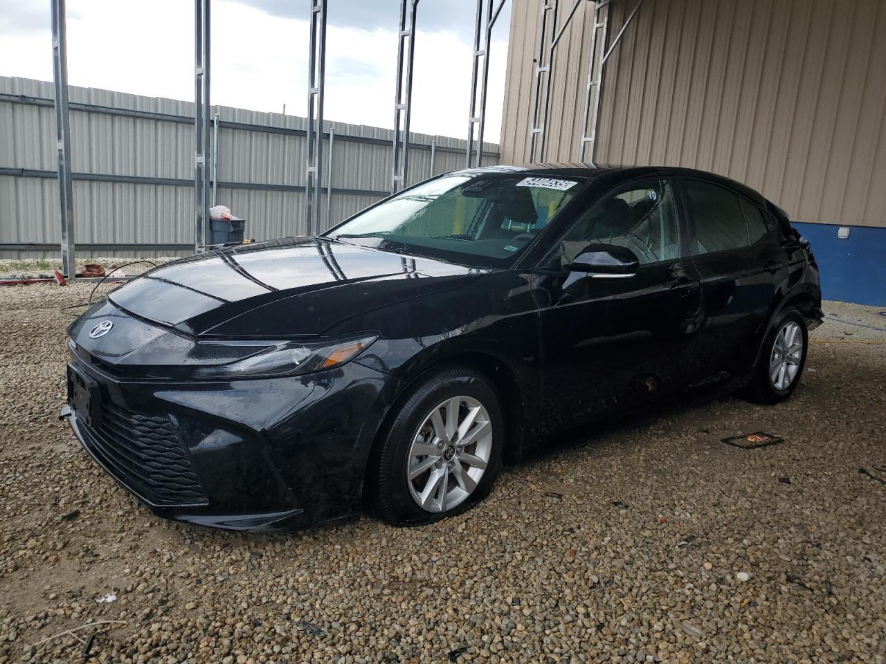 2025 Toyota Camry LE, VIN 4T1DAACK3SU515650 — Зад