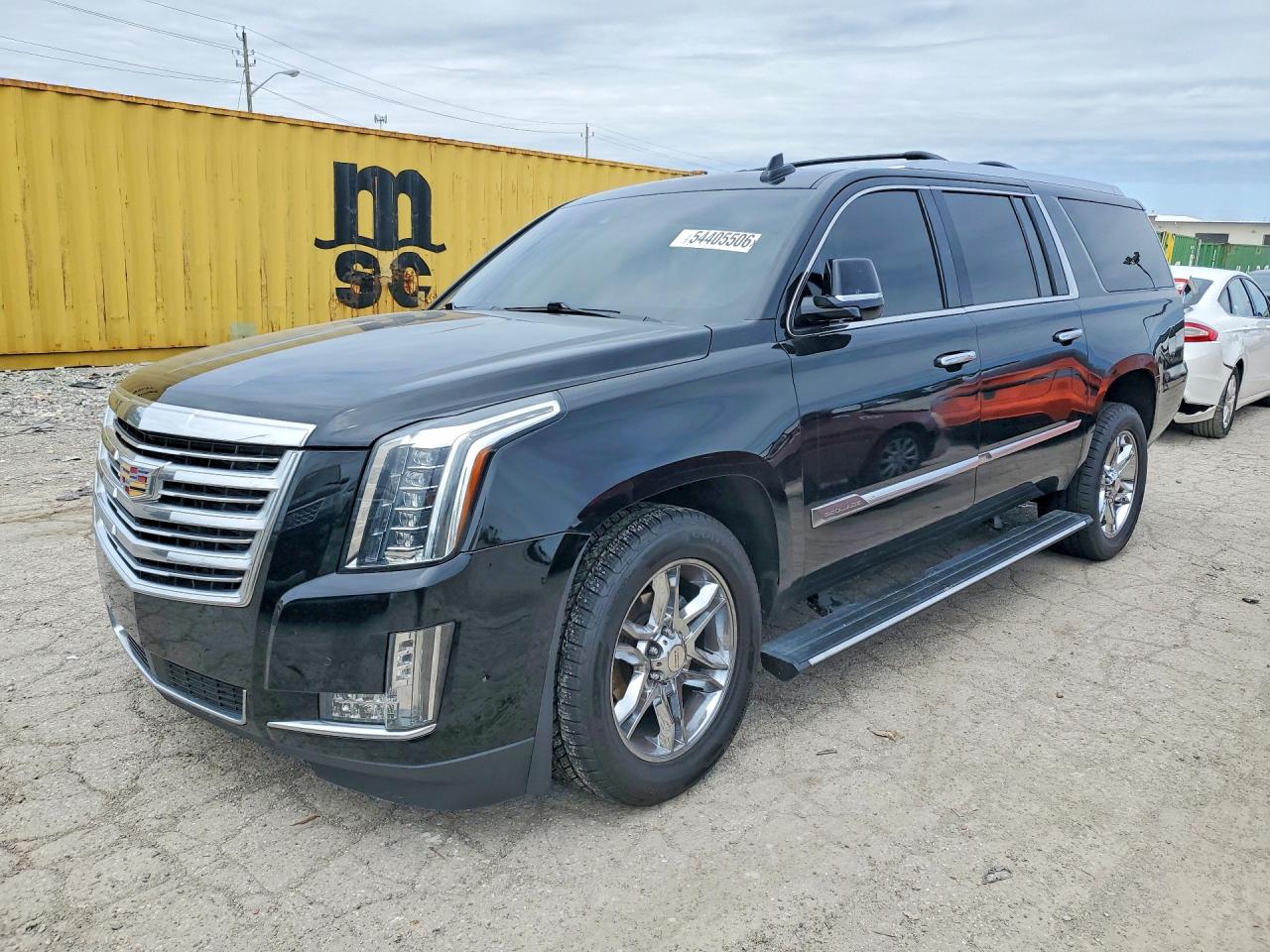 2017 Cadillac Escalade ESV Platinum, VIN 1GYS4KKJ7HR369941 — Front end