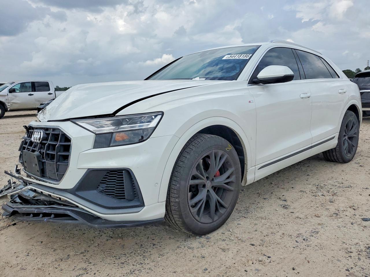 2021 Audi Q8 Premium Plus, VIN WA1EVAF1XMD002490 — Перед