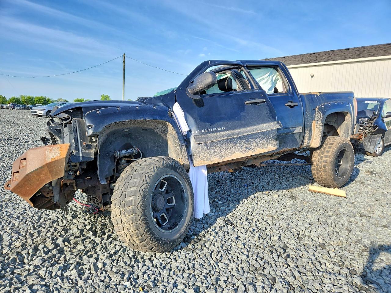 2011 Chevrolet Silverado 1500 LT, VIN 3GCPKSE32BG399306 — Rollover