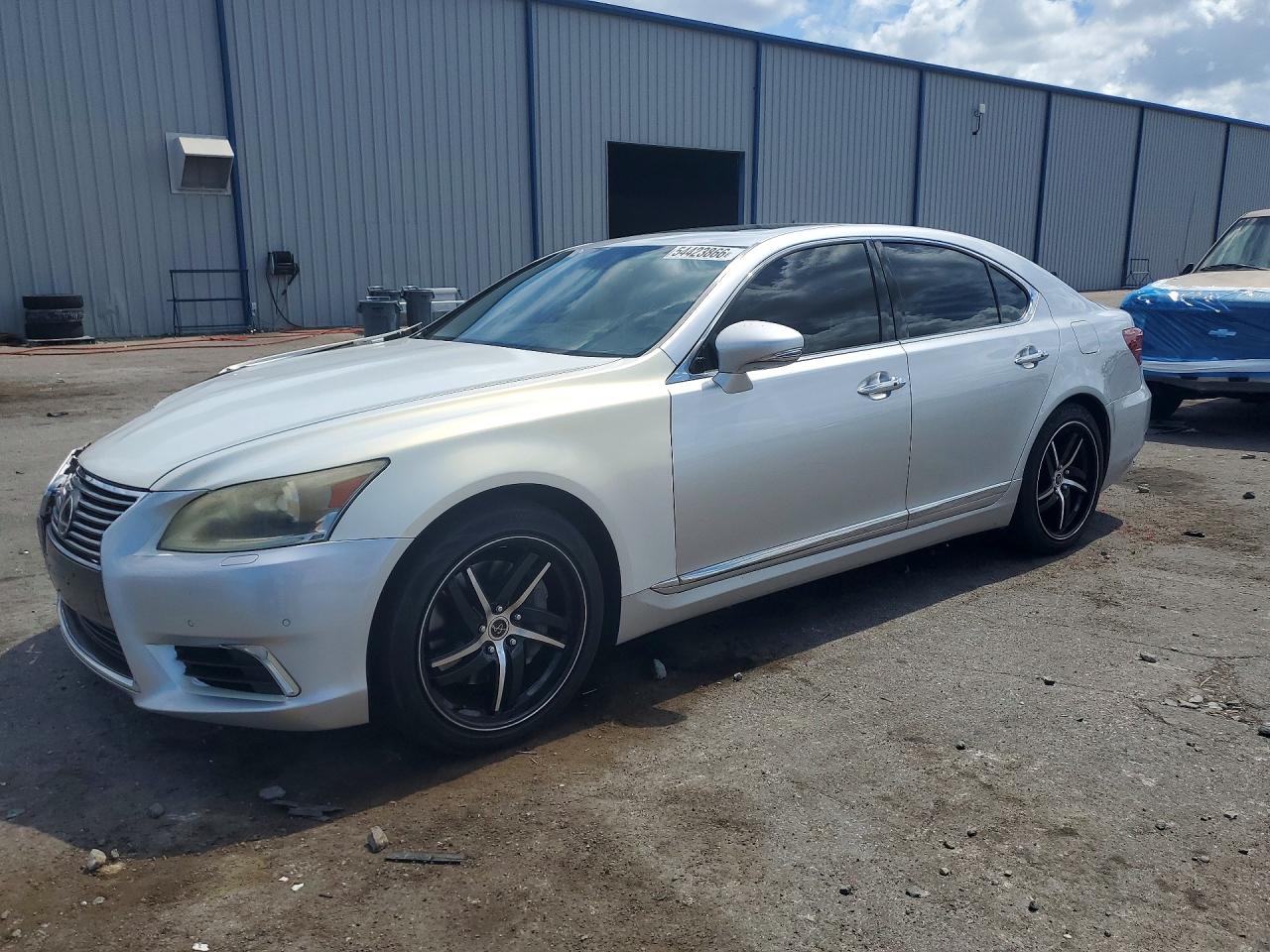 2013 Lexus LS 460, VIN JTHCL5EF1D5019520 — Front end