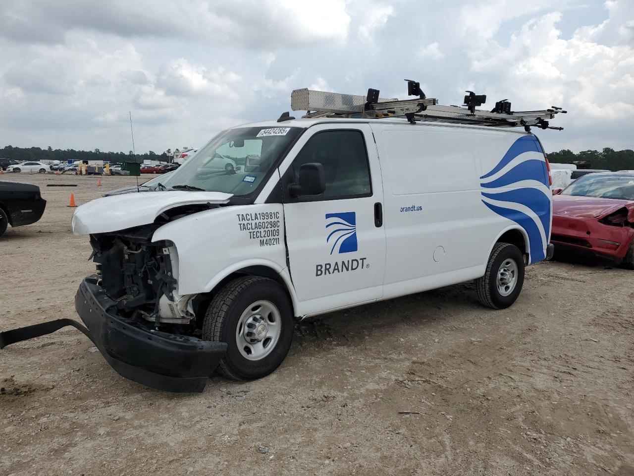 2021 Chevrolet Express G3500, VIN 1GCZGGF76M1168399 — Перед