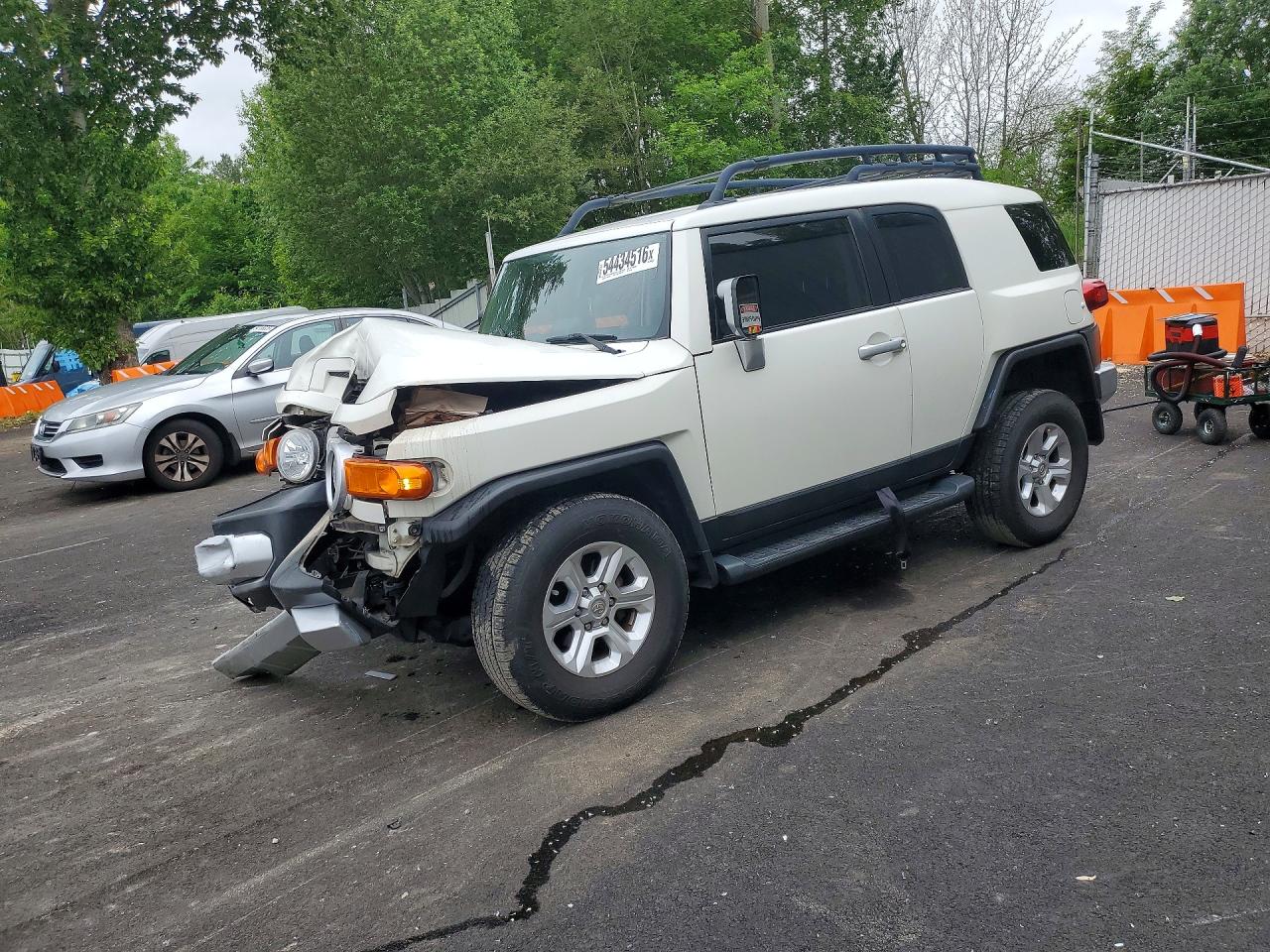 2014 Toyota FJ Cruiser, VIN JTEBU4BF0EK182599 — Front end