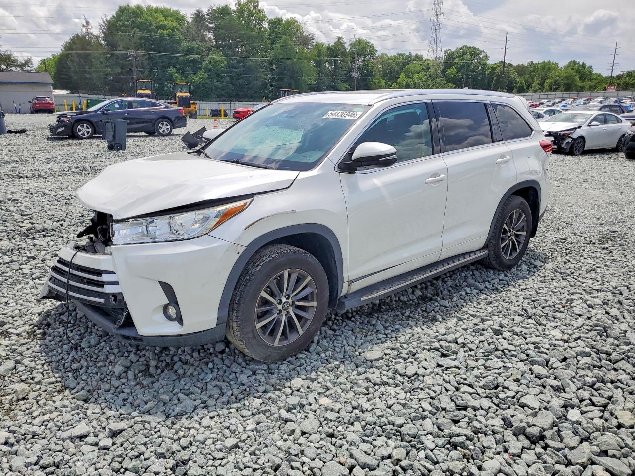 2018 Toyota Highlander XLE, VIN 5TDJZRFH5JS898699 — Front end