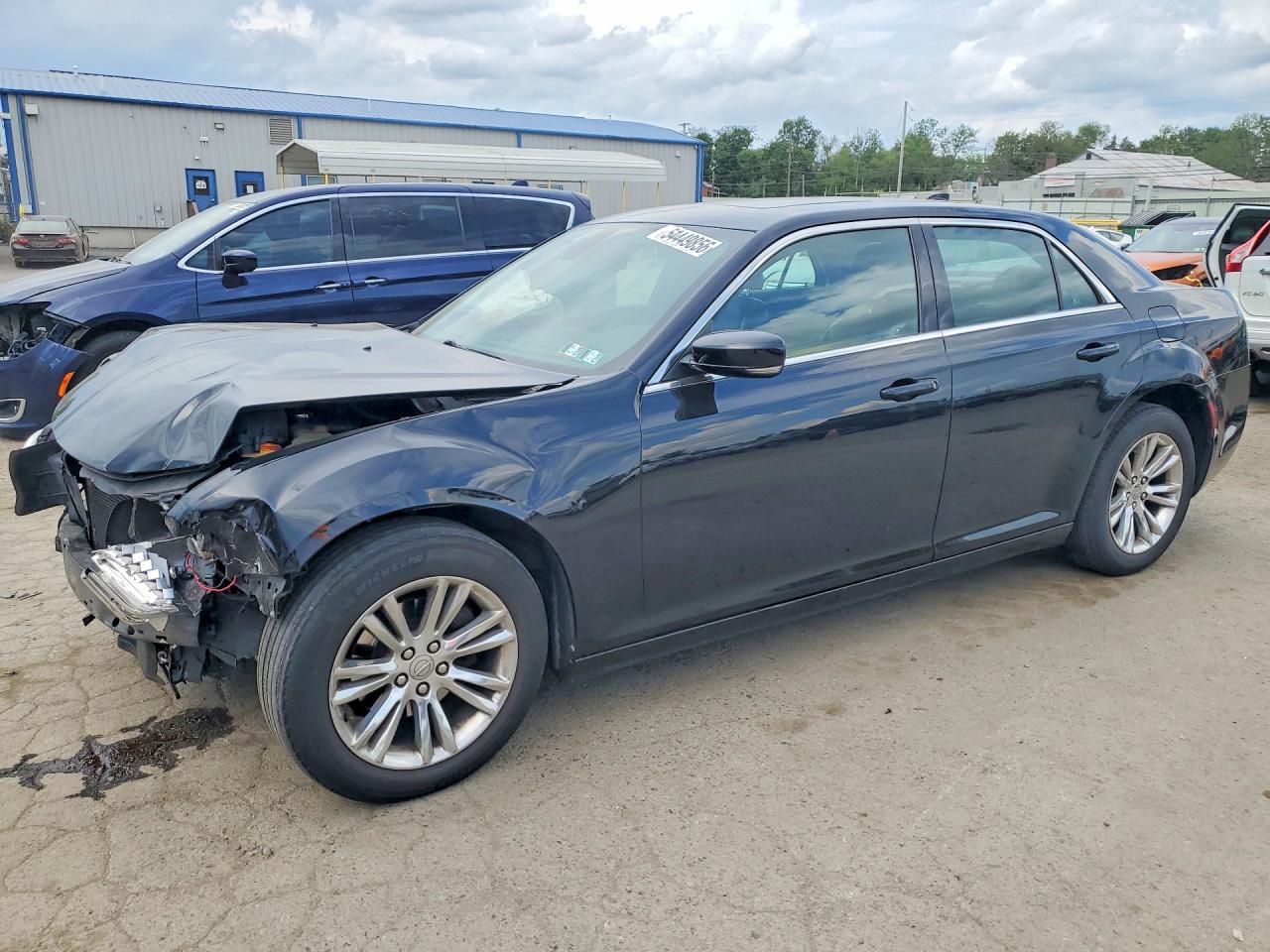 2017 Chrysler 300 Limited, VIN 2C3CCAAG6HH538493 — Перед