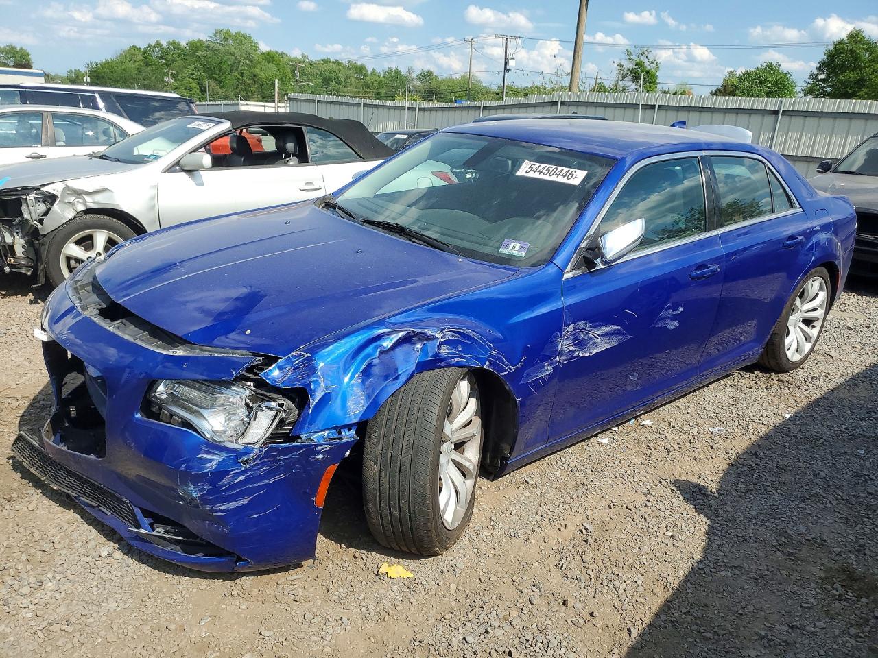 2018 Chrysler 300 Touring, VIN 2C3CCAAG0JH308213 — Перед