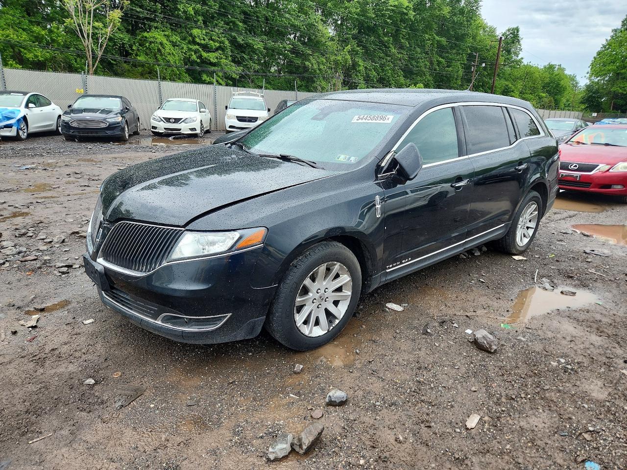 2015 Lincoln MKT, VIN 2LMHJ5NKXFBL00918 — Front end