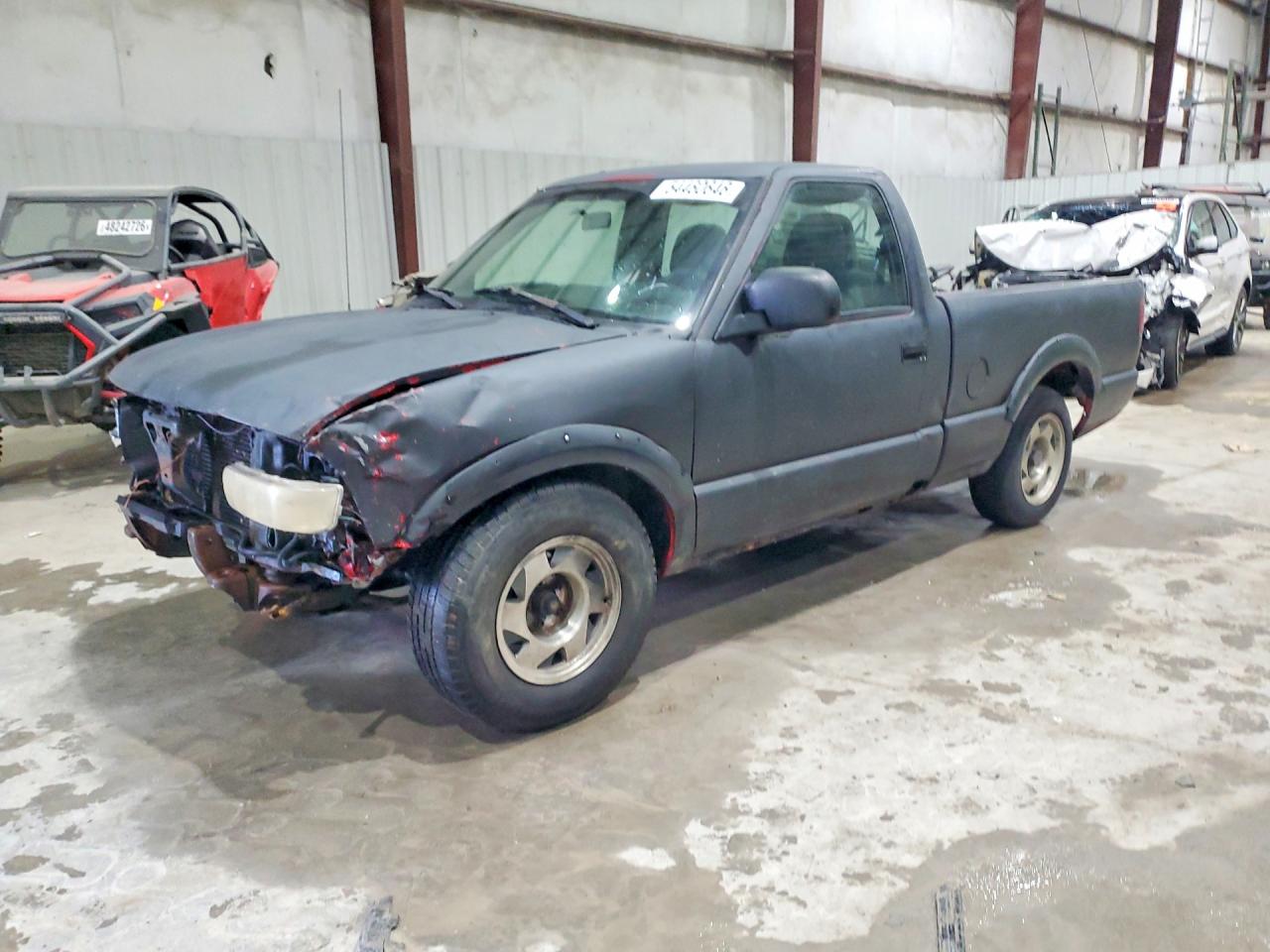 1999 GMC Sonoma SLS, VIN 1GTCS14W7X8524978 — Front end