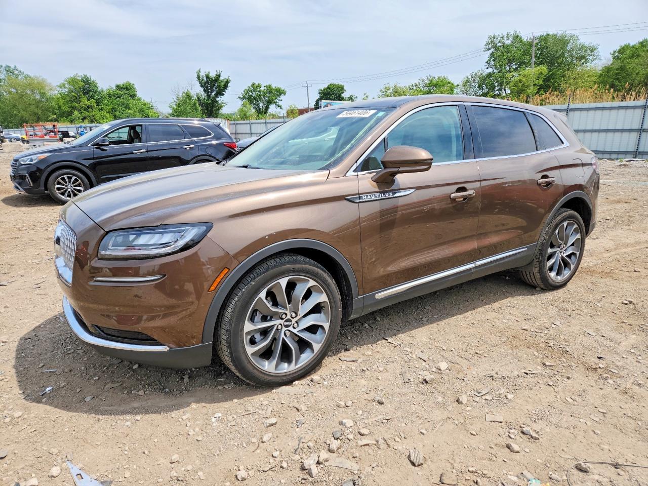 2022 Lincoln Nautilus Reserve, VIN 2LMPJ8K99NBL26519 — Side