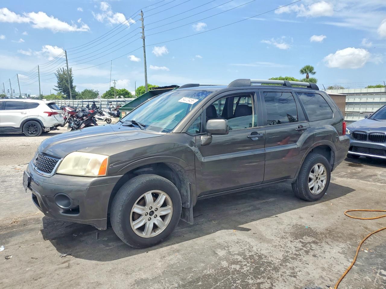 2011 Mitsubishi Endeavor LS, VIN 4A4JN2AS8BE035899 — Minor dents and scratches