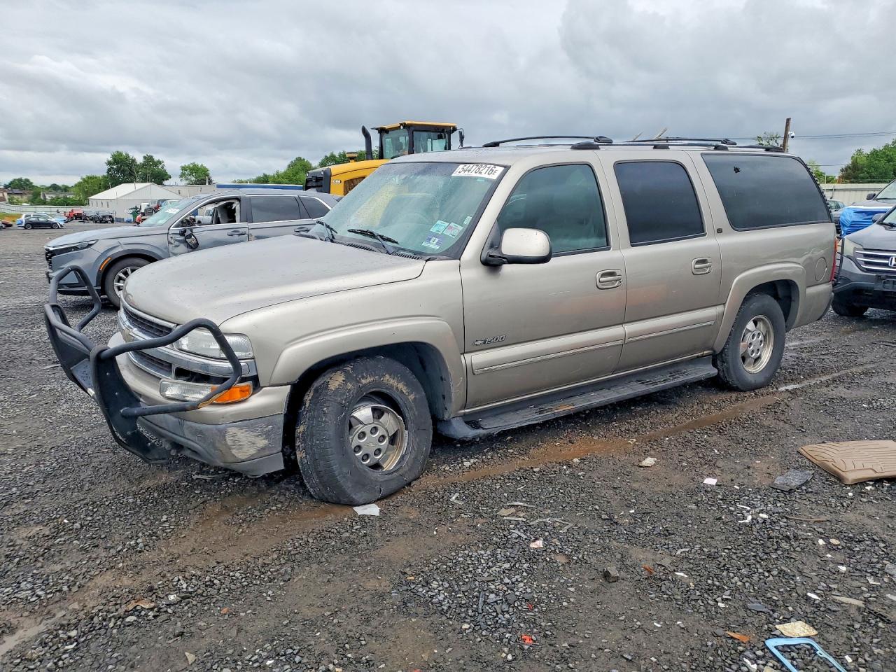 2000 Chevrolet Suburban LS, VIN 3GNFK16T3YG162005 — Front end
