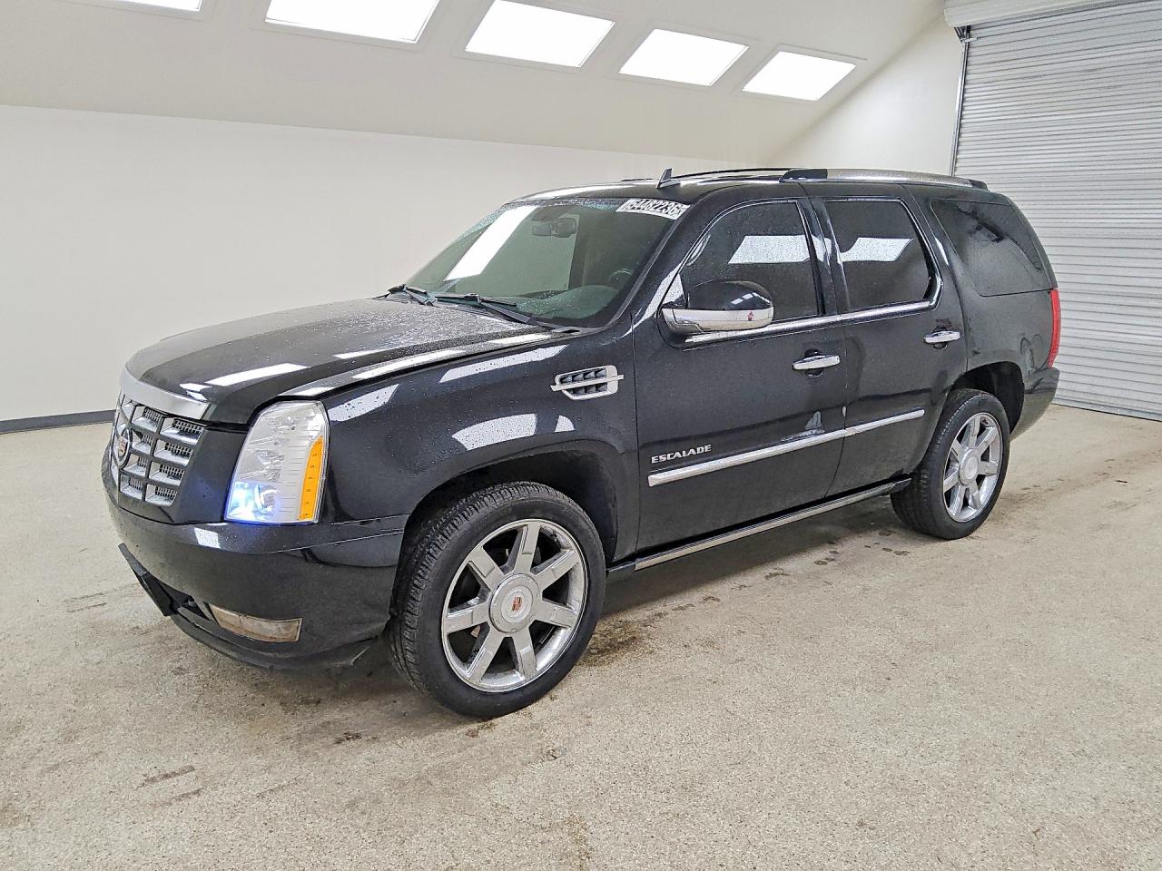 2014 Cadillac Escalade Luxury, VIN 1GYS4BEF9ER243261 — Front end