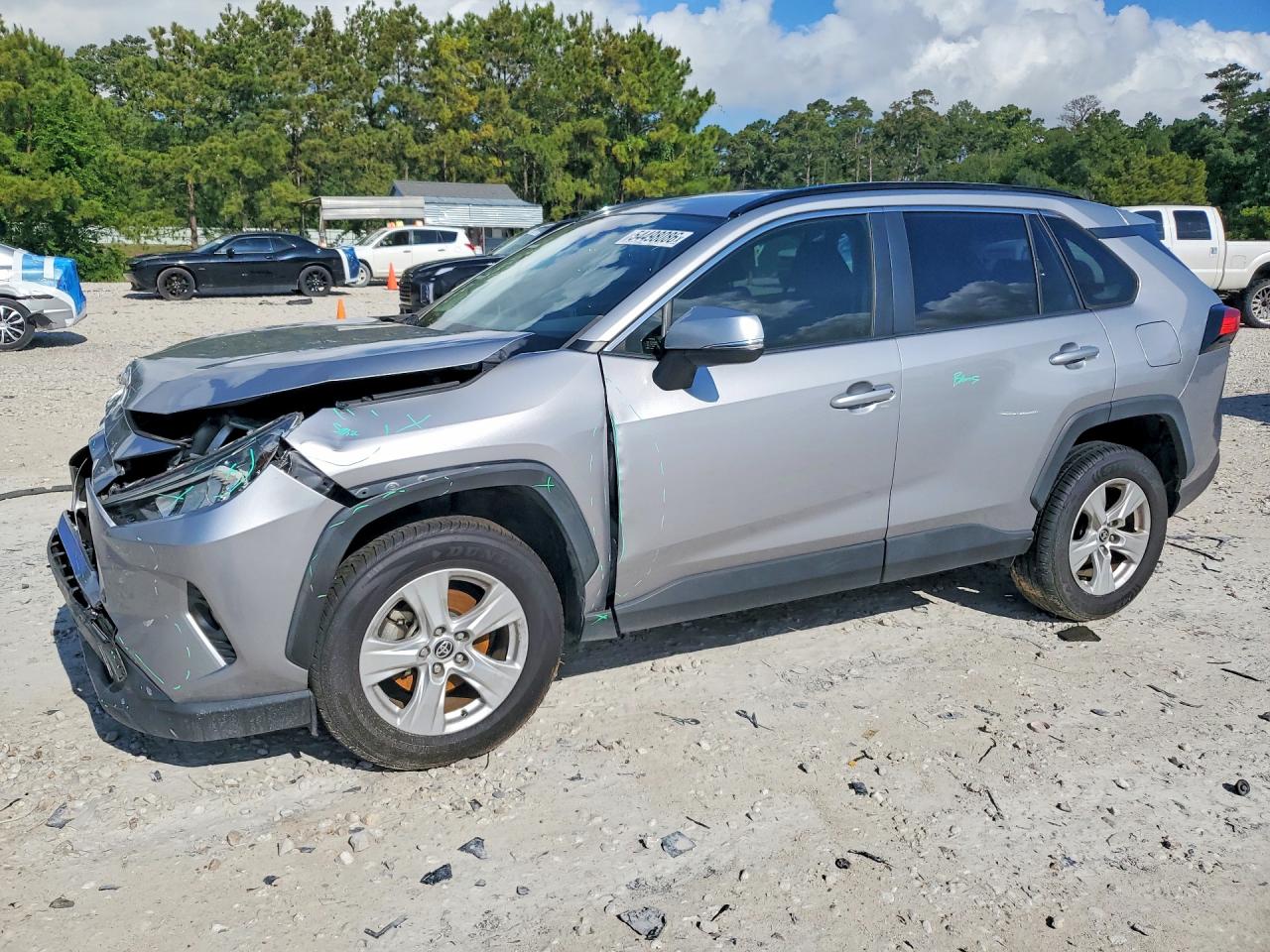 2020 Toyota RAV4 XLE, VIN JTMW1RFV6LD043415 — Front end