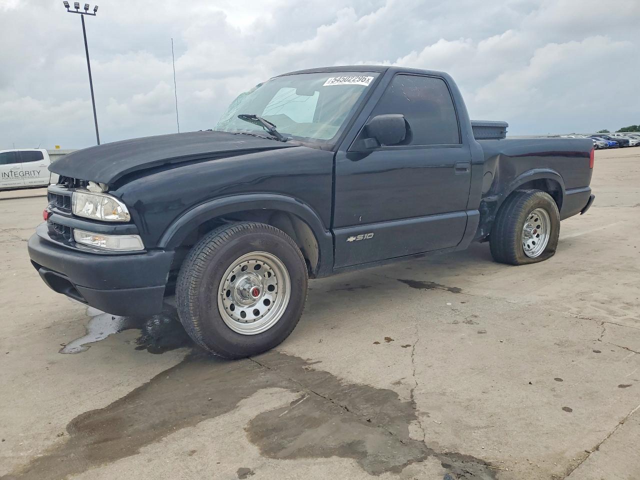 2000 Chevrolet S-10 LS, VIN 1GCCS1457YK216348 — Side