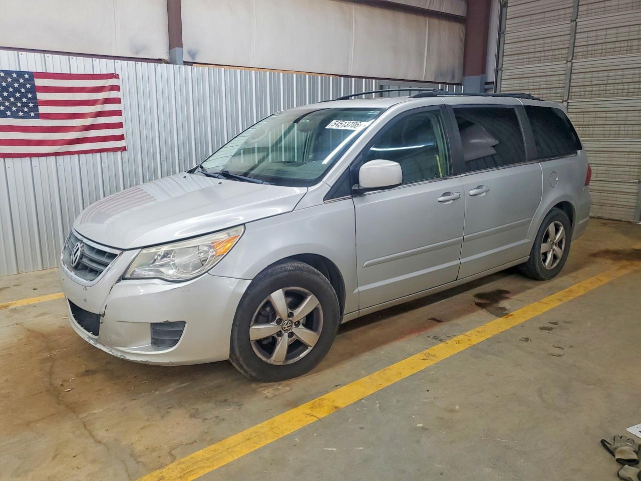 2009 Volkswagen Routan SEL, VIN 2V8HW54X99R595363 — Front end