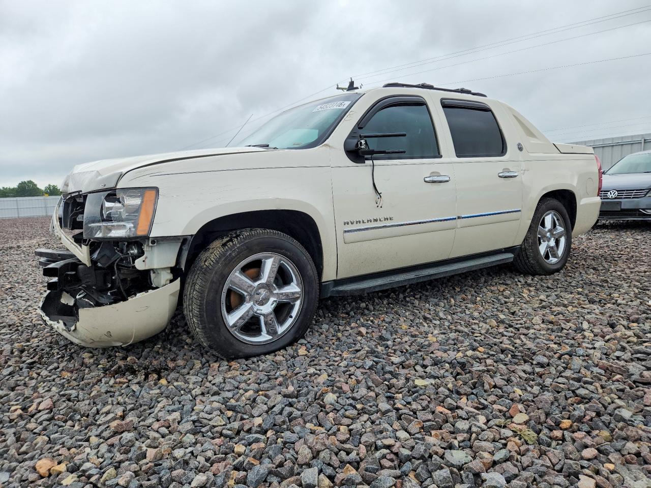 2013 Chevrolet Avalanche LTZ, VIN 3GNTKGE72DG123586 — Front end