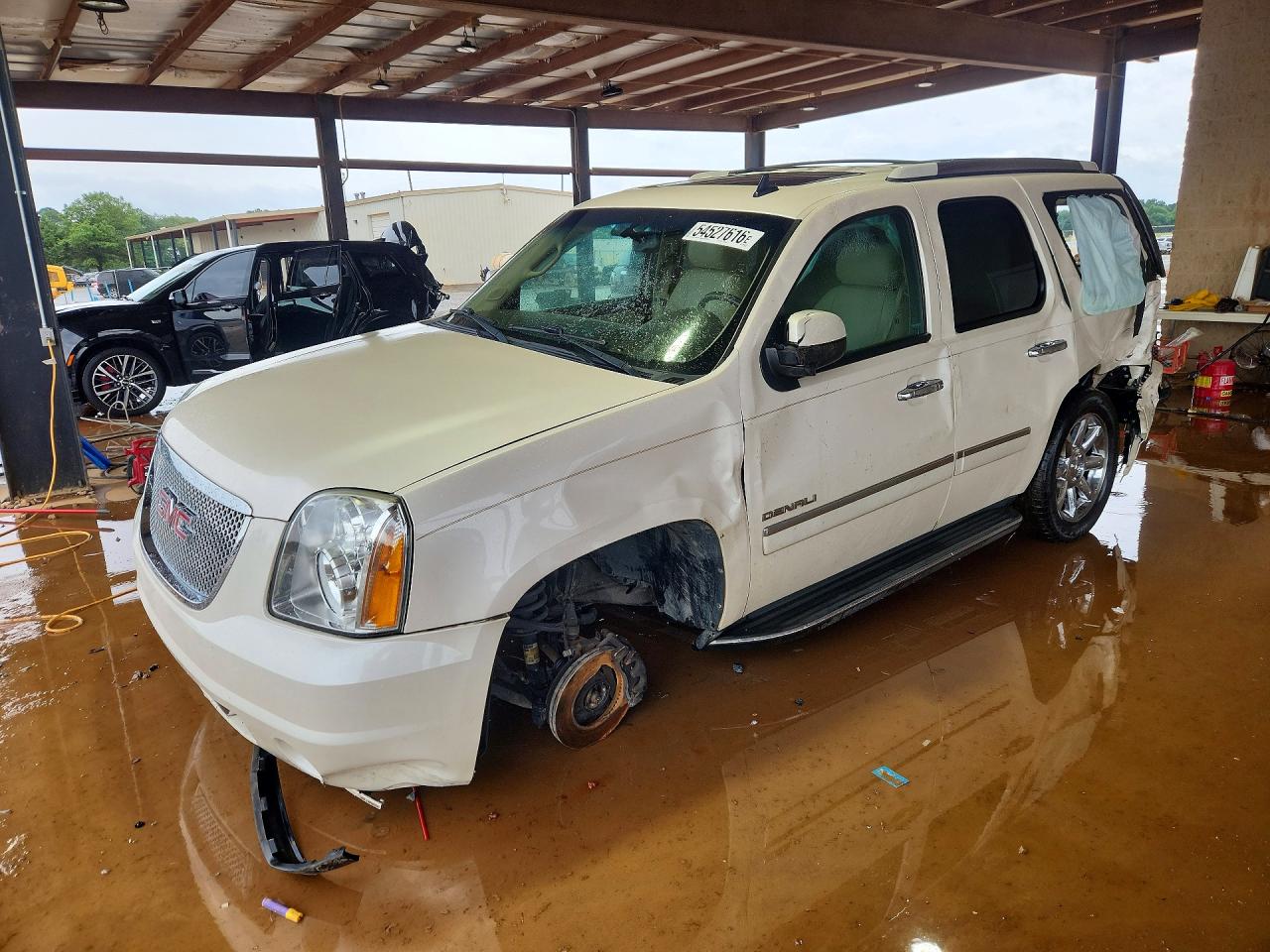 2014 GMC Yukon Denali, VIN 1GKS2EEF4ER130707 — Rear end