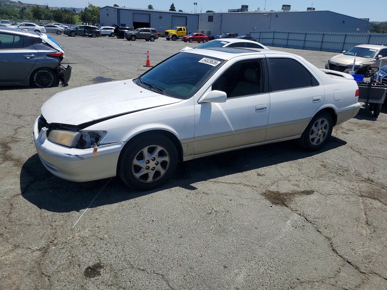 2000 Toyota Camry LE, VIN JT2BG22K9Y0471194 — Front end