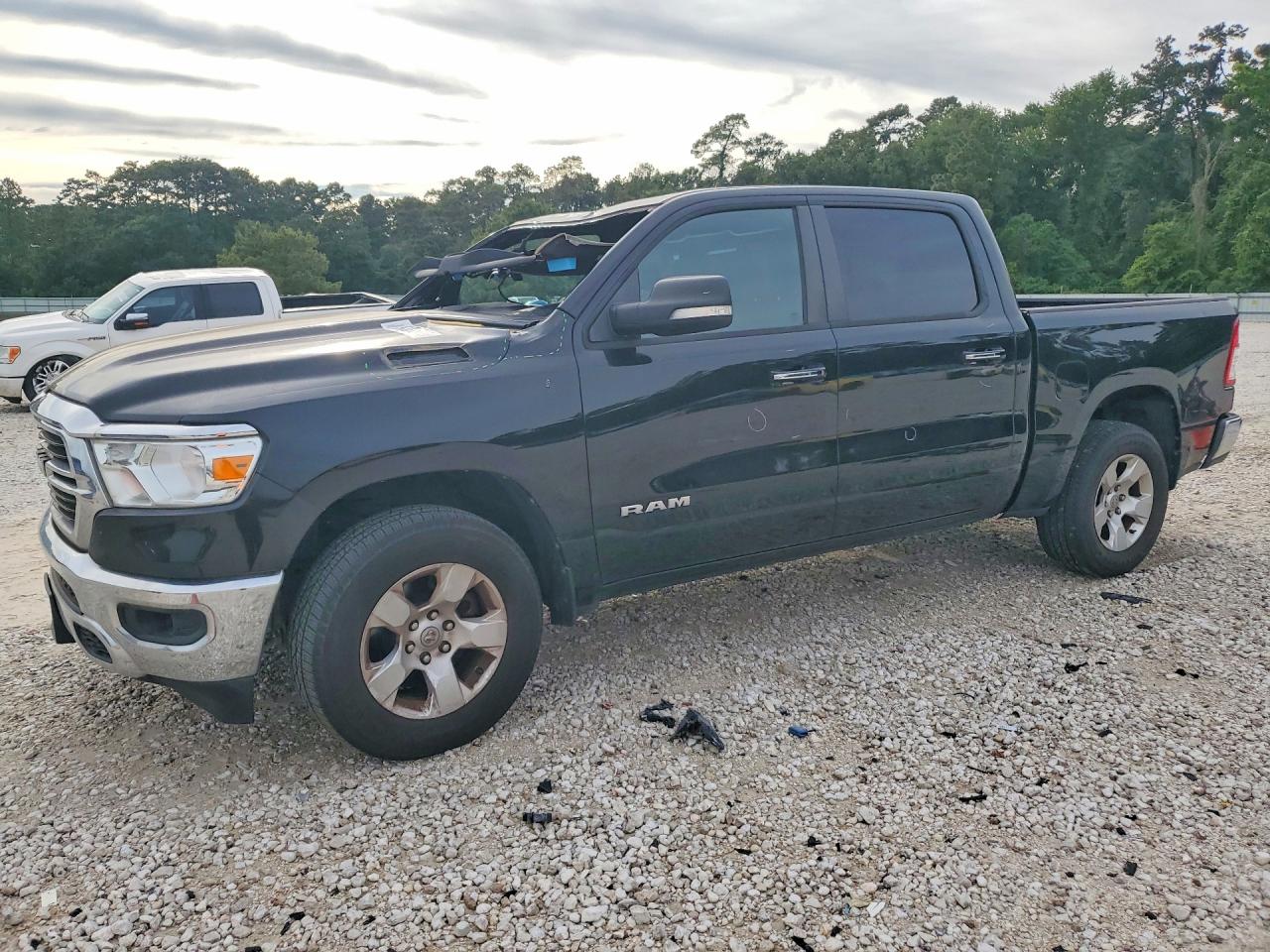 2019 Ram 1500 Big Horn, VIN 1C6RREFT3KN905499 — Крыша