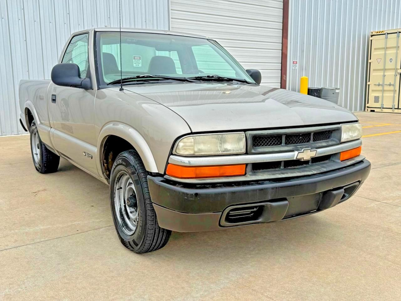 1998 Chevrolet S-10 LS, VIN 1GCCS14X9W8201961 — Minor dents and scratches