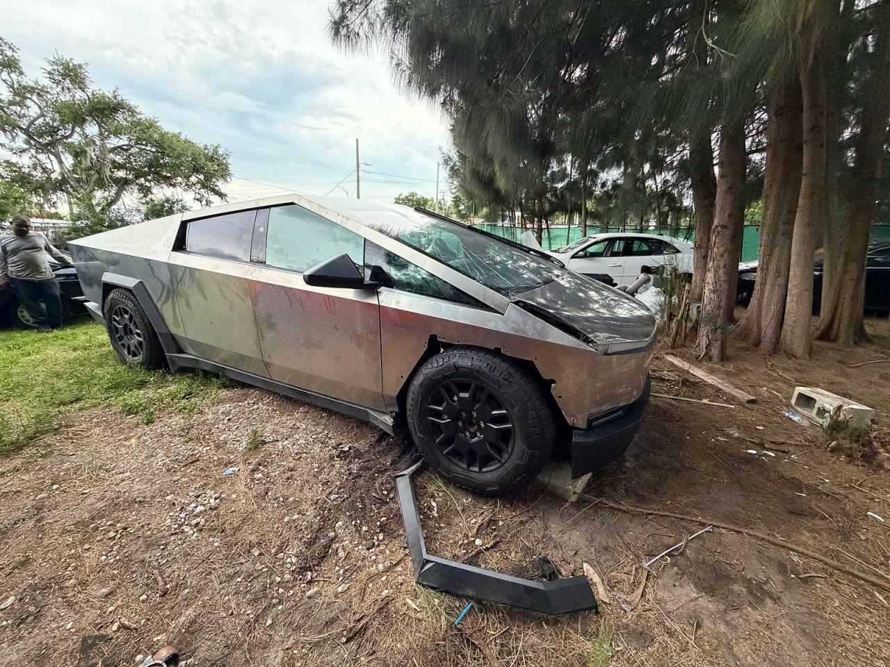 2024 Tesla Cybertruck, VIN 7G2CEHED5RA012985 — Front end