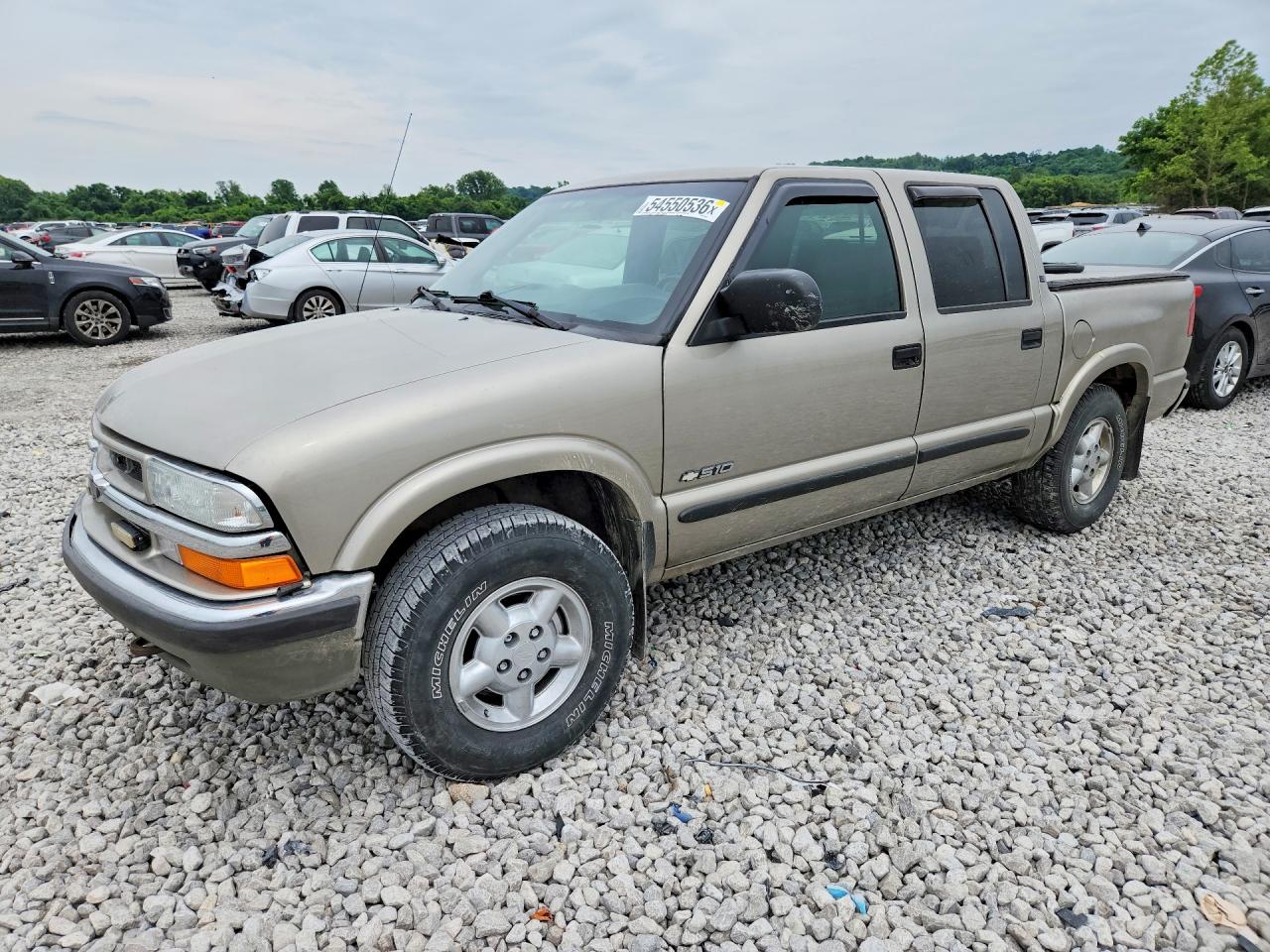 2002 Chevrolet S-10 LS, VIN 1GCDT13W92K239701 — Front end