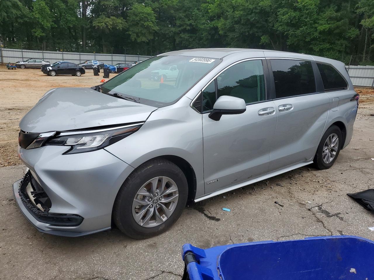 2021 Toyota Sienna LE, VIN 5TDKRKEC1MS065469 — Перед