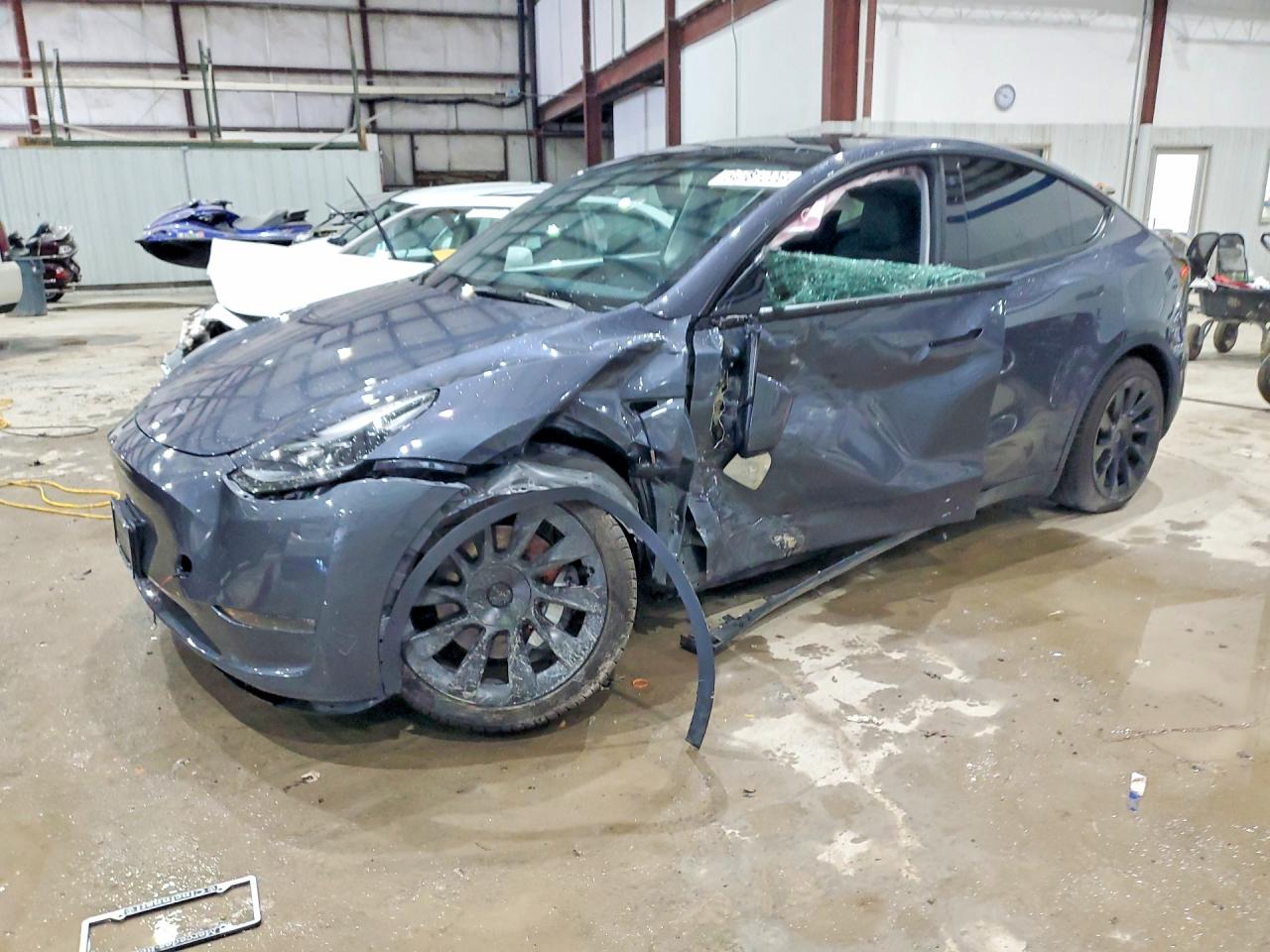 2023 Tesla Model Y Long Range, VIN 7SAYGDEE7PF689690 — Бок