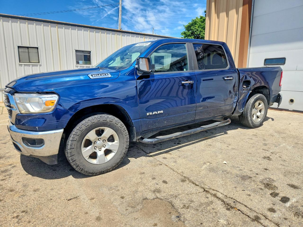 2019 Ram 1500 Big Horn, VIN 1C6RRFFG6KN672923 — Бок