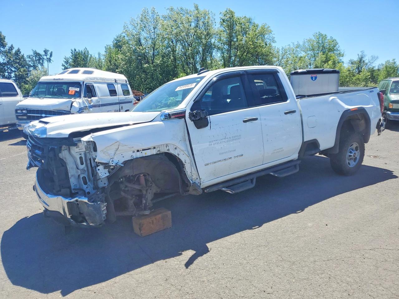 2024 GMC Sierra 2500HD Pro, VIN 1GT59LEYXRF162482 — Front end