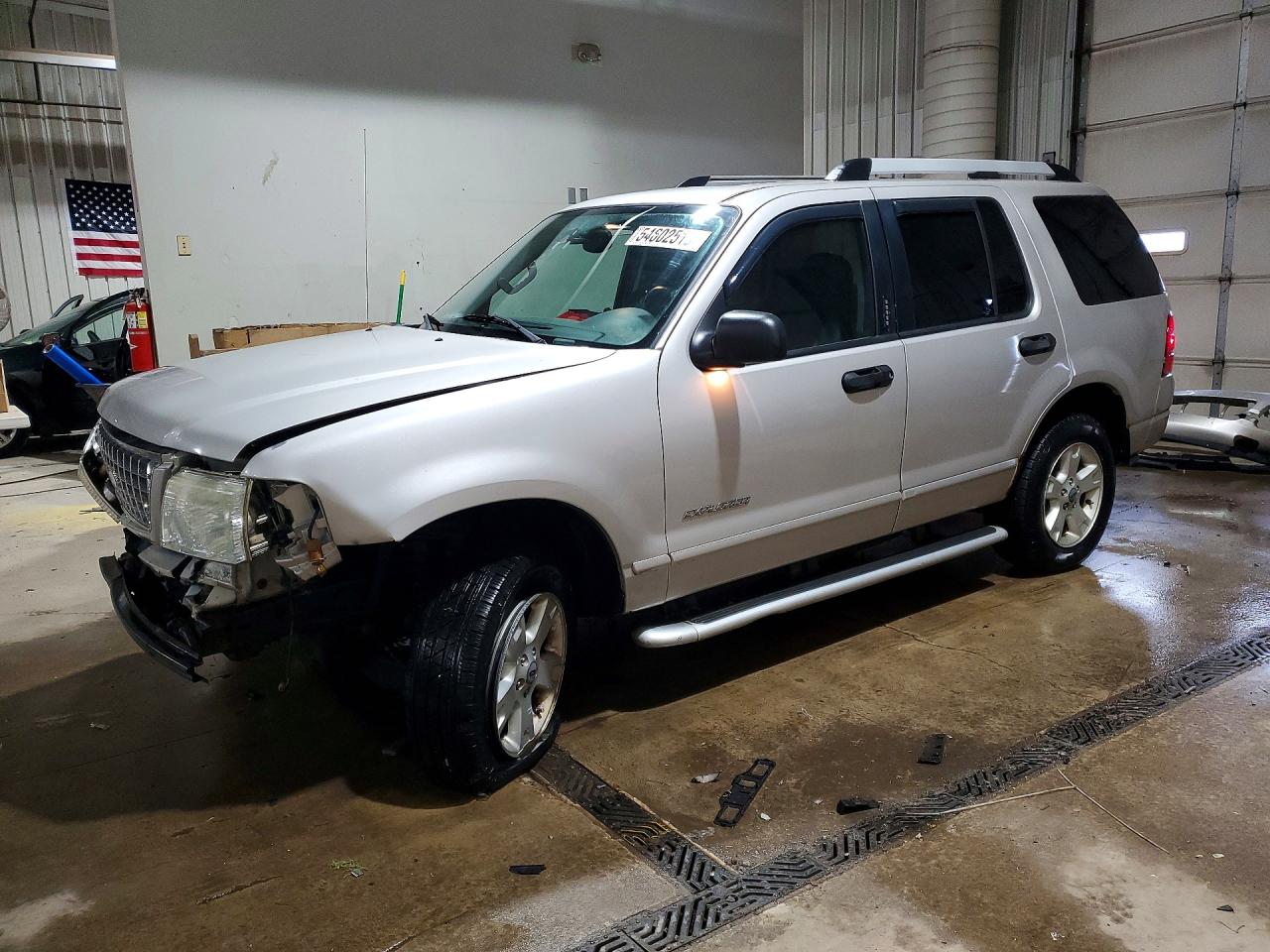 2005 Ford Explorer XLT, VIN 1FMZU73KX5UA75785 — Перед
