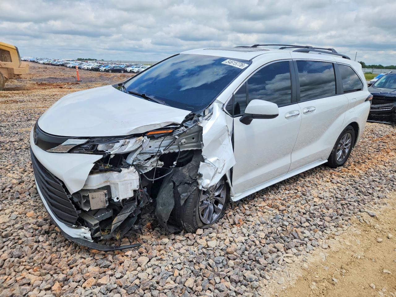 2022 Toyota Sienna XLE, VIN 5TDYRKEC9NS136011 — Front end