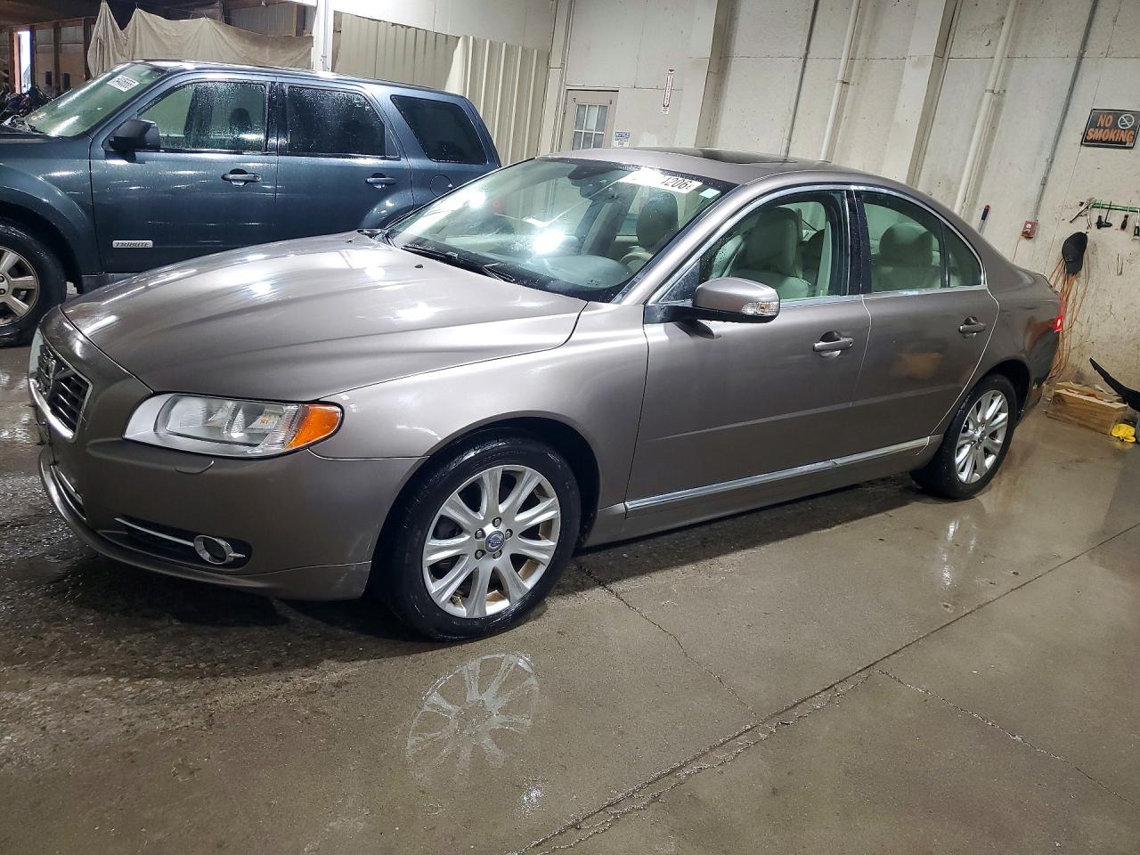 2010 Volvo S80 I6, VIN YV1960AS8A1116011 — Rear end