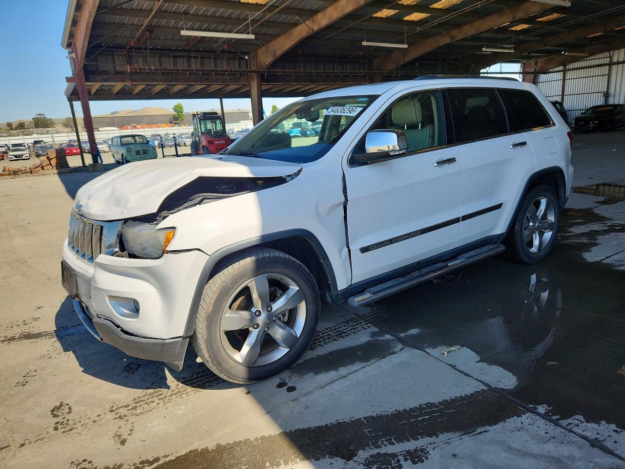 2013 Jeep Grand Cherokee Overland Summit, VIN 1C4RJFCG8DC522329 — Front end