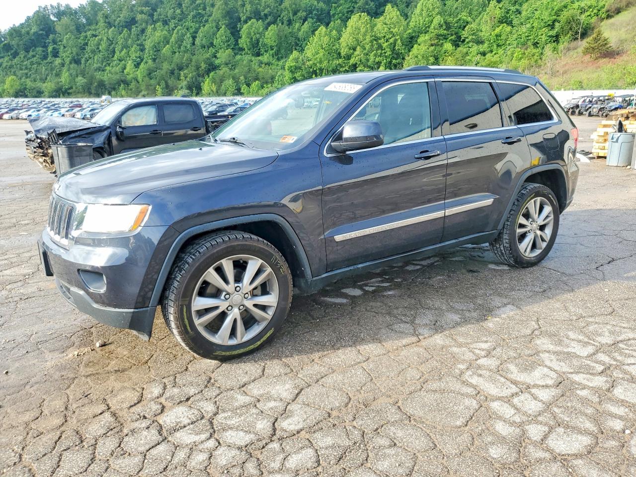 2013 Jeep Grand Cherokee Laredo, VIN 1C4RJFAG2DC599779 — Front end