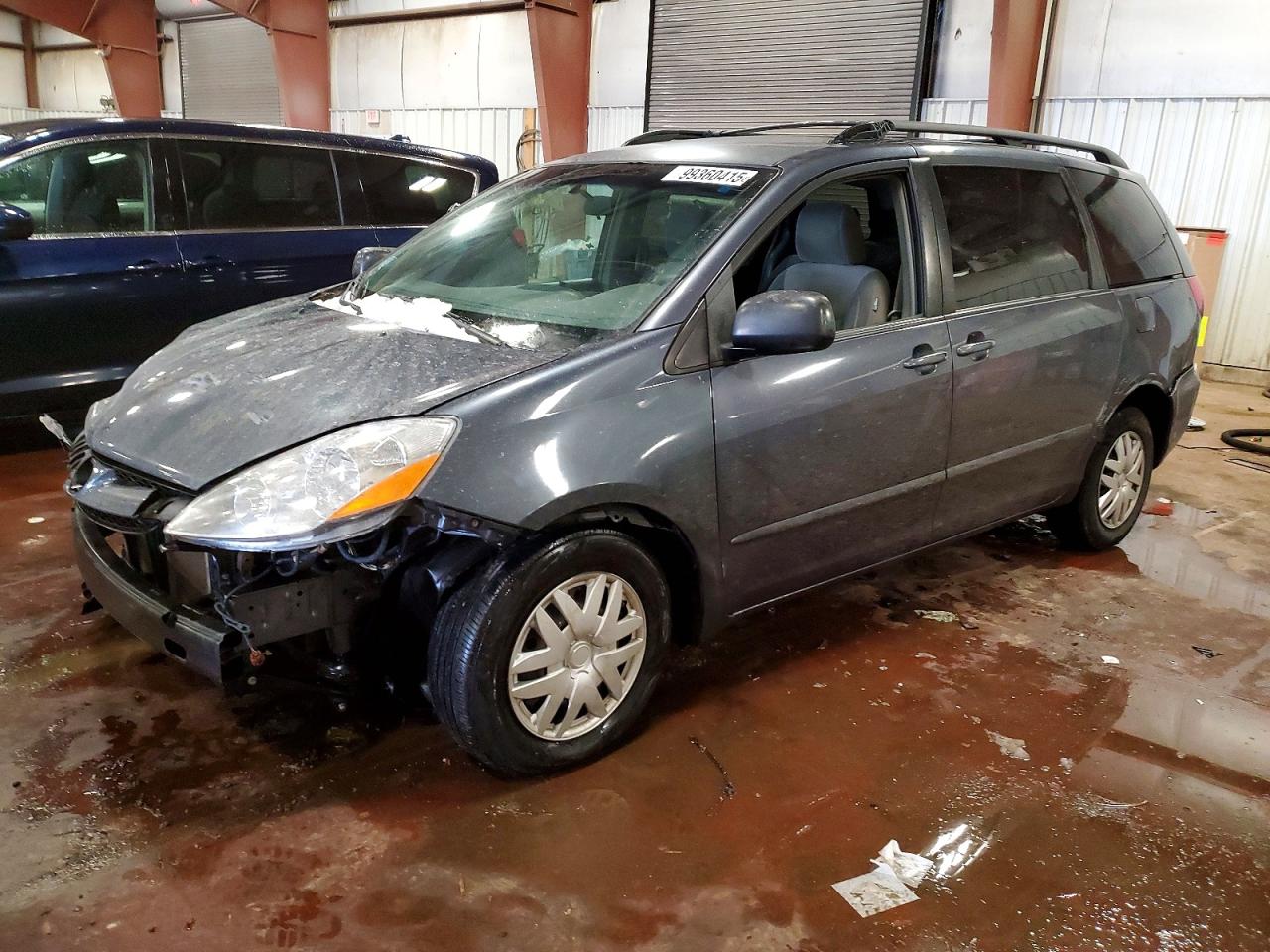 2009 Toyota Sienna LE, VIN 5TDZK23C69S283761 — Front end