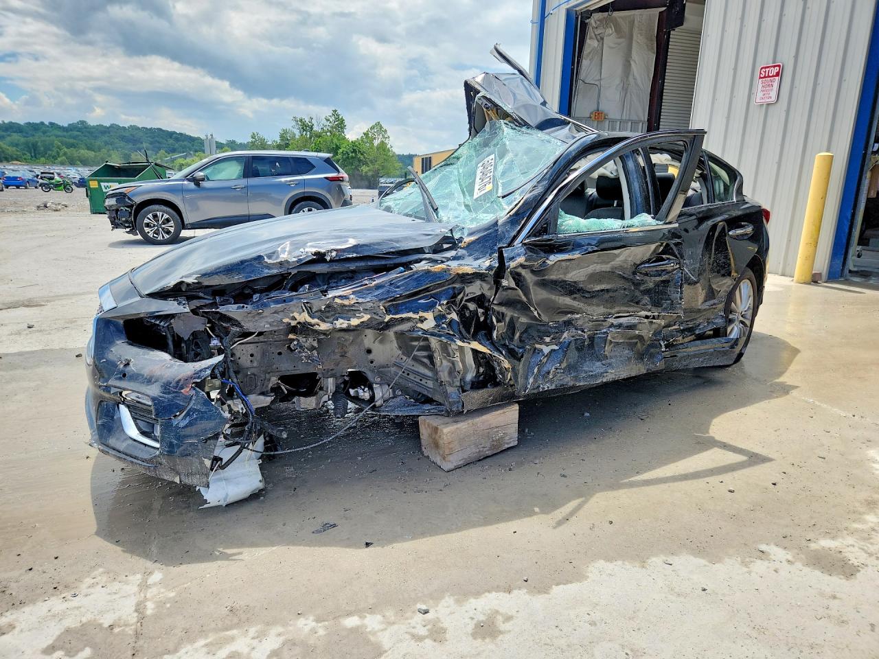 2023 Infiniti Q50 Luxe, VIN JN1EV7BR2PM540192 — Side