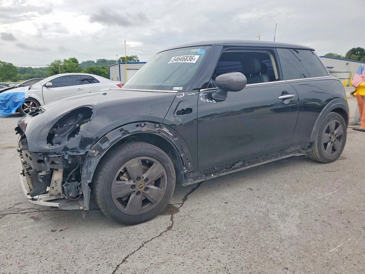 2021 MINI Hardtop Cooper SE, VIN WMWXP3C04M2N97801 — Front end