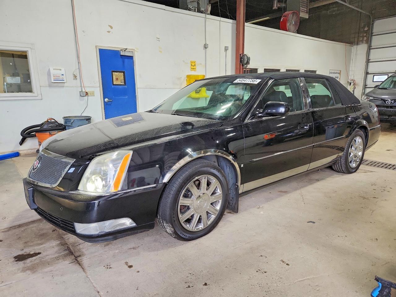 2007 Cadillac DTS V8, VIN 1G6KD57Y97U119600 — Side
