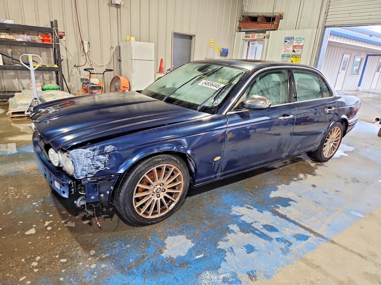 2007 Jaguar XJ 8, VIN SAJWA71BX7SH14432 — Front end