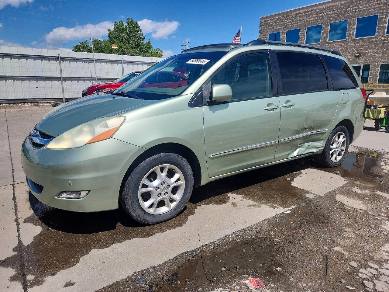 2006 Toyota Sienna XLE Limited, VIN 5TDBA22C96S071731 — Side