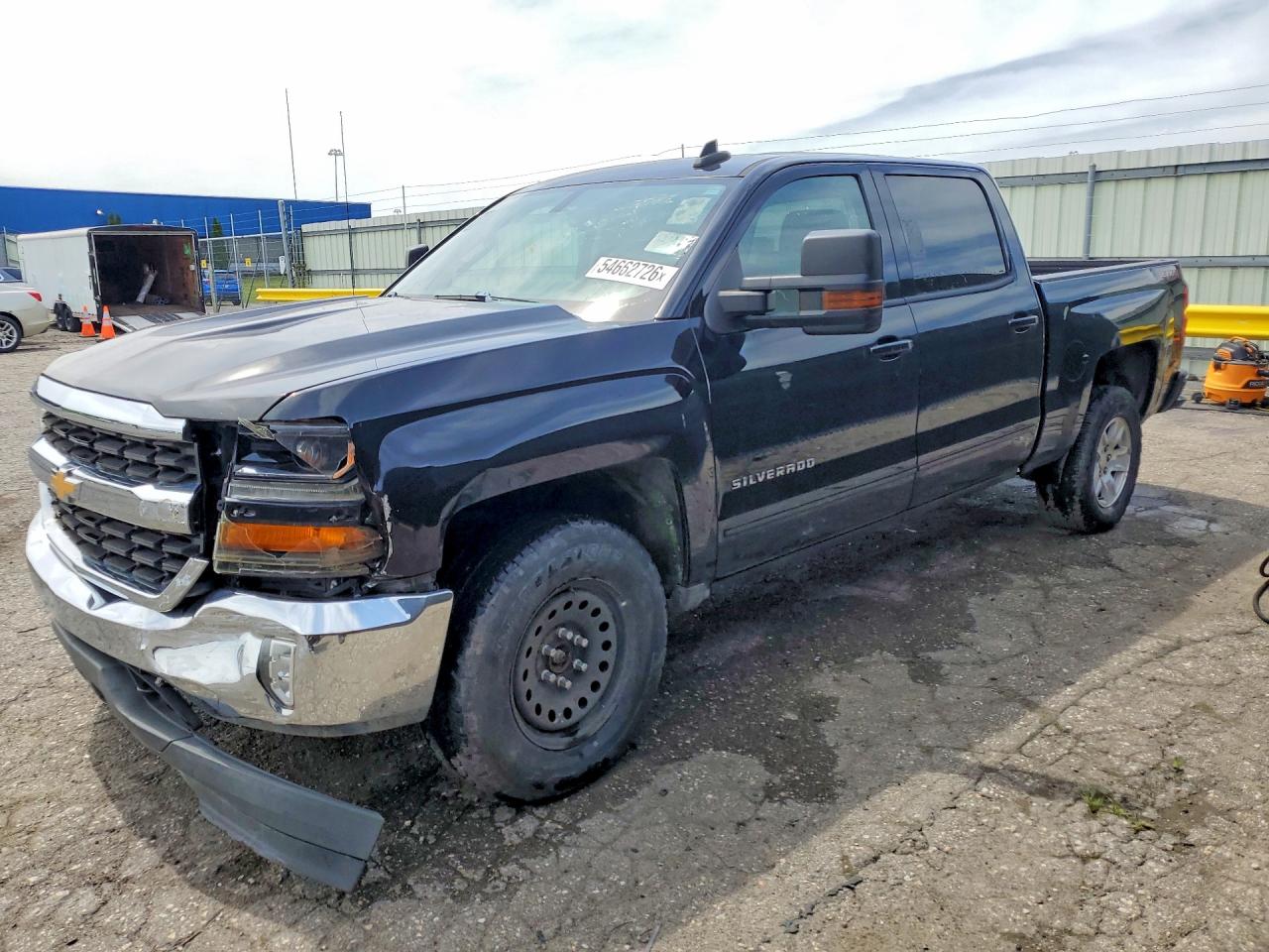 2018 Chevrolet Silverado 1500 LT, VIN 3GCUKREC9JG359444 — Front end